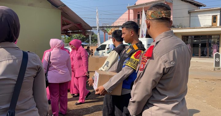 Polsek Pasirwangi menggelar Giat Panyaluran Bantuan SOsial