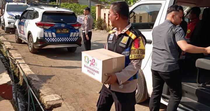 Polsek Pasirwangi menyalurkan bantuan sosial