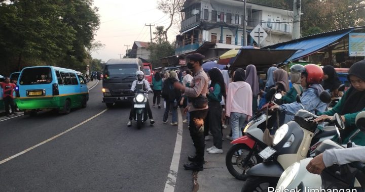 Anggota piket jaga melaksanakan gatur rawan sore di pt pratama