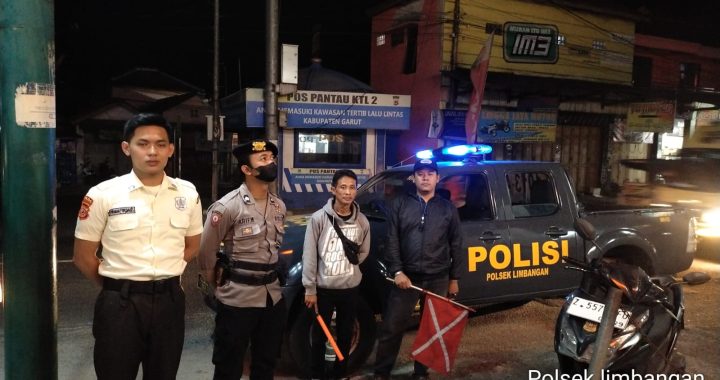 Anggota piket melaksanakan patroli KRKYD lautan biru di bank BNI