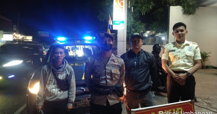 Anggota piket jaga melaksanakan patroli KRKYD lautan briu di pertigaan LG