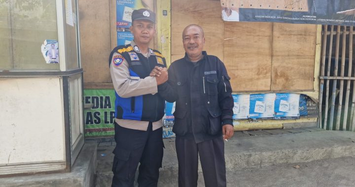 Anggota Bhabinkamtibmas Polsek Tarogong Kidul Melaksanakan Kegiatan Sambang dalam Sosialisasi Pilkada Damai