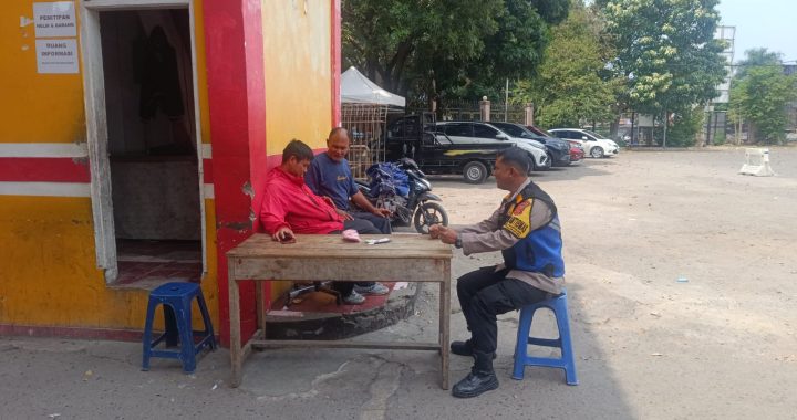 Anggota Bhabinkamtibmas Polsek Tarogong Kidul Melaksanakan Sambang dalam Sosialisasi Pilkada Damai