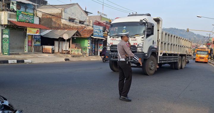 Laksanakan Giat Pengaturan Lalu Lintas di Saat Jam Sibuk