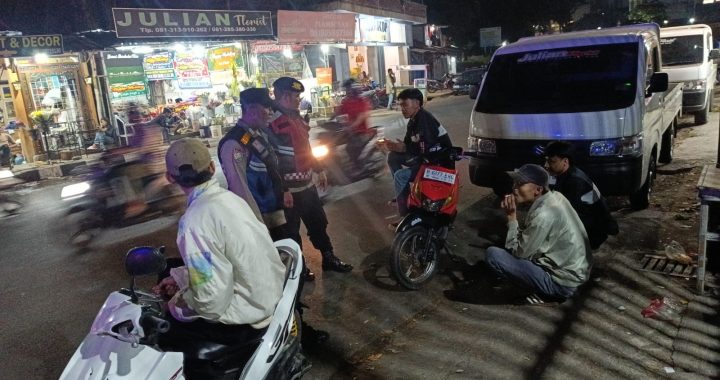 Anggota Polsek Tarogong Kidul Menggelar Tugas Patroli Malam Antisipasi Kejahatan Curanmor