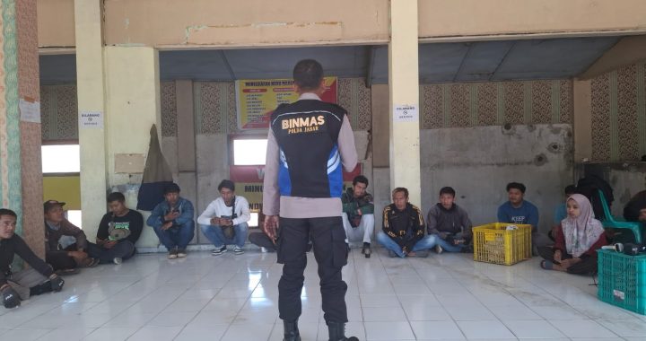 Bhabinkamtibmas Sambangi Warga Sampaikan Pesan Kamtibmas