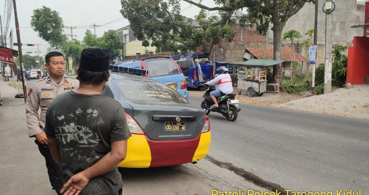 Personel Samapta Polsek Tarogong Kidul Melaksanakan Tugas Patroli Dialogis Sore Untuk Cegah Kejahatan C3