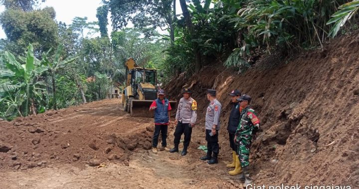 Personil Polsek Singajaya Berikan Himbauan Kamtibmas kepada warga Kp. Cimudungdung Des. Toblong Kec. Peundeuy Kab. Garut