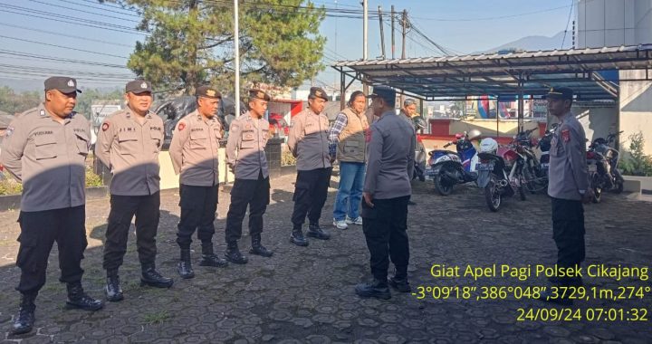 Kapolsek Memberikan arahan Kepada Seluruh Anggota Polsek Cikajang Dalam Apel Pagi