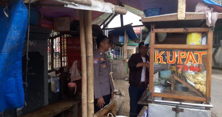 Personil Polsek Cikajang Melaksanakan Giat Sambang Dan Silaturahmi Kepada Warga