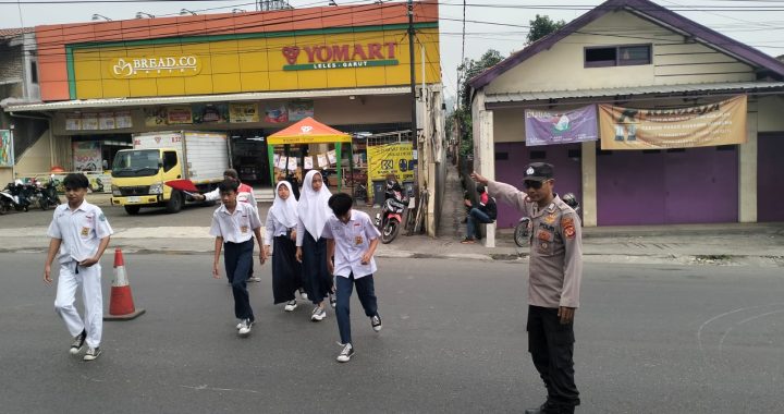 Polsek leles polres garut berikan pelayanan jam rawan pagi di smpn pasundan  leles