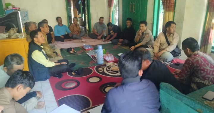 ANGGOTA POLSEK CISEWU POLRES GARUT  MELAKSANAKAN SOSIALISASI POLMAS KEPADA MASYARAKAT DESA SUKAJAYA