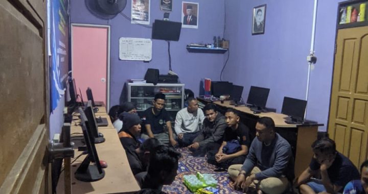 ANGGOTA POLSEK CISEWU POLRES GARUT  MELAKSANAKAN SOSIALISASI POLMAS KEPADA MASYARAKAT DESA MEKARSEWU