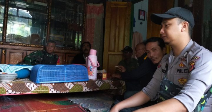 ANGGOTA POLSEK CISEWU POLRES GARUT  MELAKSANAKAN SOSIALISASI POLMAS KEPADA MASYARAKAT DESA CISEWU