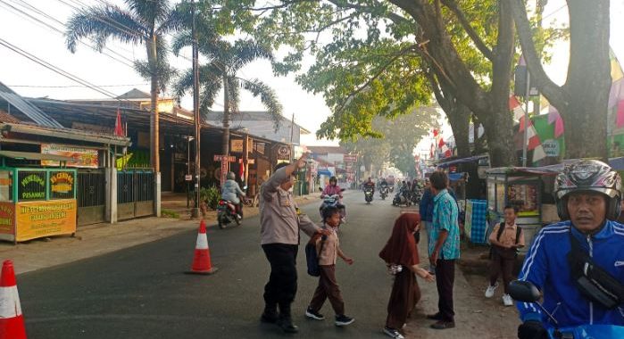 Polsek Wanaraja Berupaya Menjaga Keselamatan Pelajar Menuju Sekolah