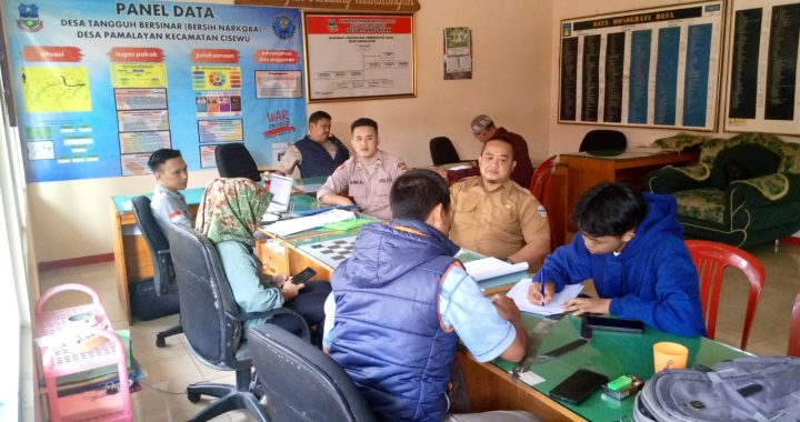 ANGGOTA POLSEK CISEWU POLRES GARUT  MELAKSANAKAN SOSIALISASI POLMAS KEPADA MASYARAKAT DESA GIRIMUKTI