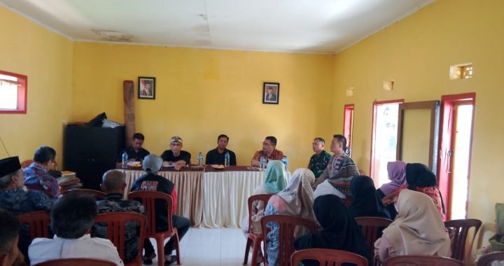 ANGGOTA POLSEK CISEWU POLRES GARUT  MELAKSANAKAN SOSIALISASI POLMAS KEPADA MASYARAKAT DESA PANGGALIH