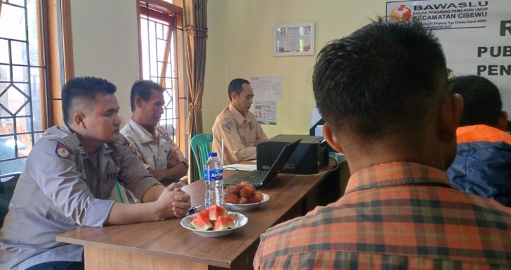 ANGGOTA POLSEK CISEWU POLRES GARUT MELAKSANAKAN SOSIALISASI POLMAS KEPADA MASYARAKAT DESA CISEWU