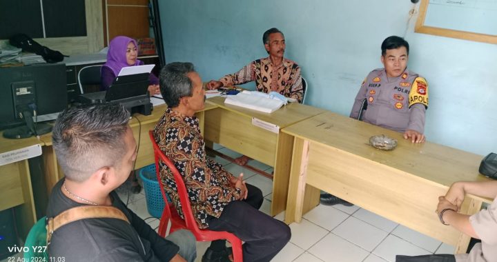 ANGGOTA POLSEK CISEWU POLRES GARUT  MELAKSANAKAN SOSIALISASI POLMAS KEPADA MASYARAKAT DESA PAMALAYAN