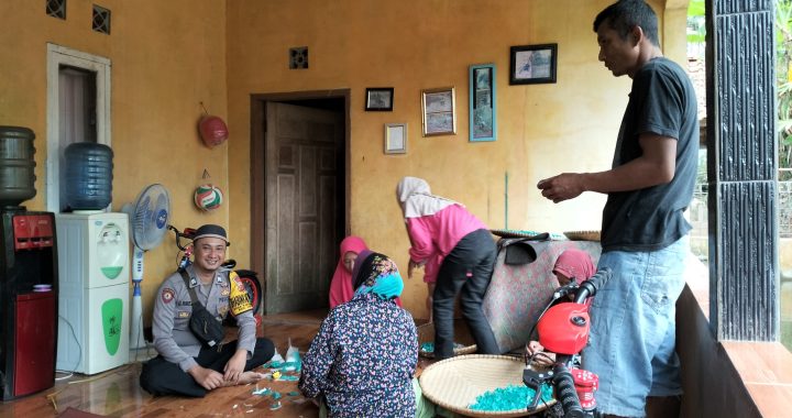 ANGGOTA POLSEK CISEWU POLRES GARUT  MELAKSANAKAN SOSIALISASI POLMAS KEPADA MASYARAKAT DESA SUKAJAYA