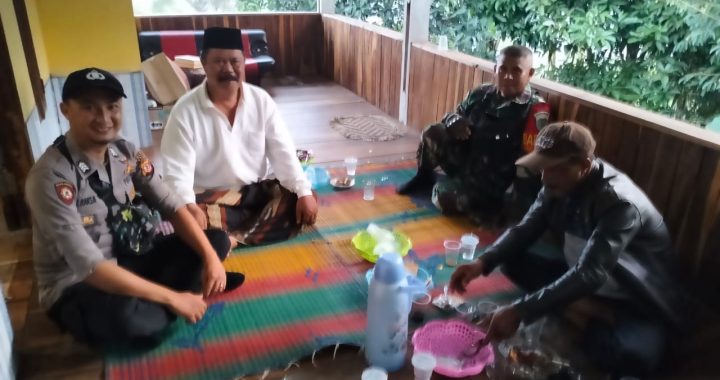 ANGGOTA POLSEK CISEWU POLRES GARUT  MELAKSANAKAN SOSIALISASI POLMAS KEPADA MASYARAKAT DESA KARANGSEWU