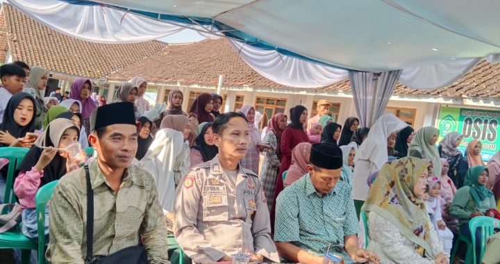 ANGGOTA POLSEK CISEWU POLRES GARUT  MELAKSANAKAN SOSIALISASI POLMAS KEPADA MASYARAKAT DESA KARANGSEWU