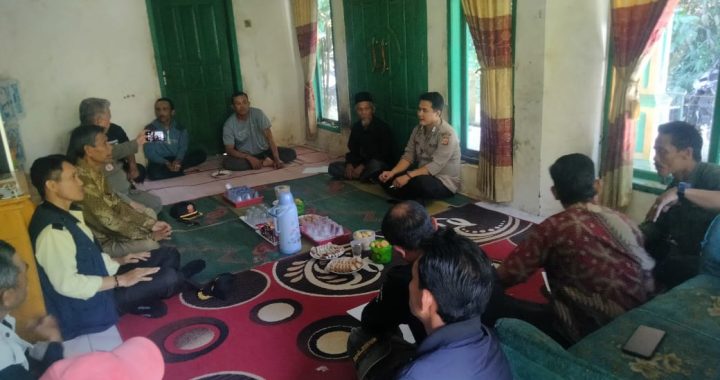 ANGGOTA POLSEK CISEWU POLRES GARUT  MELAKSANAKAN SOSIALISASI POLMAS KEPADA MASYARAKAT DESA KARANGSEWU