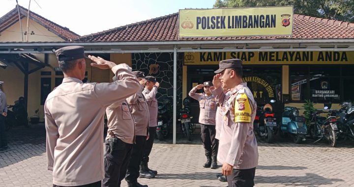 Anggota Polsek limbangan melaksanakan serah Terima tugas jaga