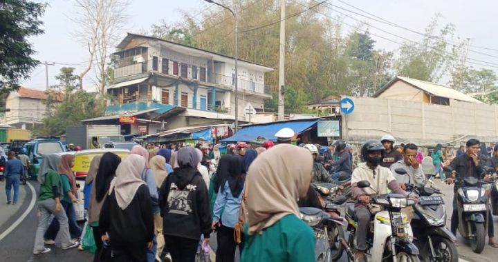 Antisipasi kemacetan sat lantas polsek Limbangan melaksanakan gatur lalin