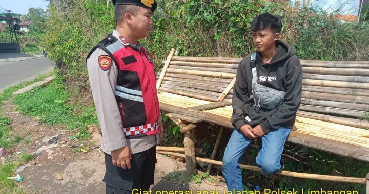 Panit sabhara memberikan himbauan kamtibmas