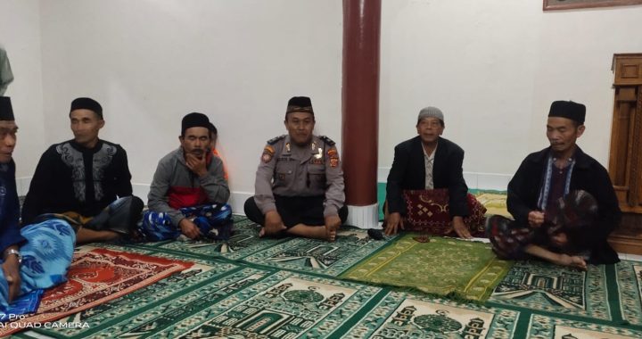 ANGGOTA POLSEK CISEWU POLRES GARUT  MELAKSANAKAN SOSIALISASI POLMAS KEPADA MASYARAKAT DESA PANGGALIH 