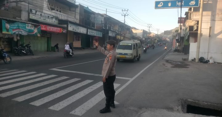 Anggota polsek leles polres garut laksanakan gatur jam rawan pagi di p4 skj leles