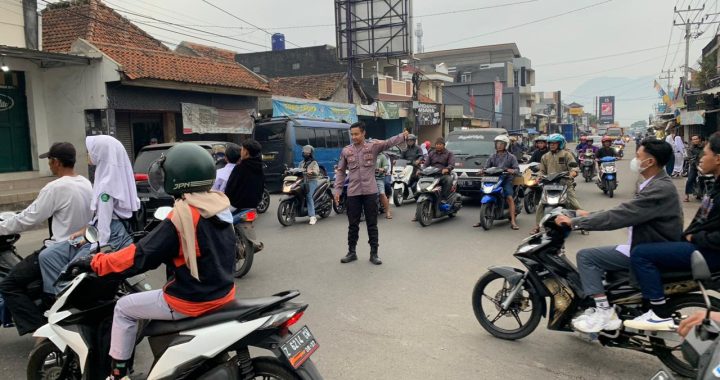 Polsek leles polres garut berikan pelayanan jam rawan pagi kepada masyarakat di sp3 skj leles