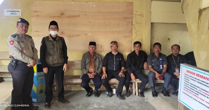 ANGGOTA POLSEK CISEWU POLRES GARUT  MELAKSANAKAN SOSIALISASI POLMAS KEPADA MASYARAKAT DESA CIKARANG