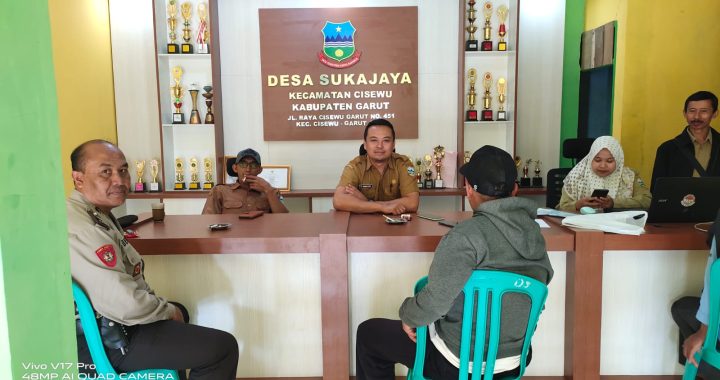 ANGGOTA POLSEK CISEWU POLRES GARUT  MELAKSANAKAN SOSIALISASI POLMAS KEPADA MASYARAKAT DESA SUKAJAYA