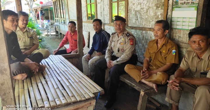 ANGGOTA POLSEK CISEWU POLRES GARUT  MELAKSANAKAN SOSIALISASI POLMAS KEPADA MASYARAKAT DESA NYALINDUNG