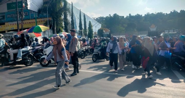 Rutinitas Anggota polsek leles polres garut laksanakan gatur jam rawan pagi di jl. raya leles