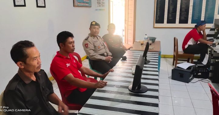 ANGGOTA POLSEK CISEWU POLRES GARUT  MELAKSANAKAN SOSIALISASI POLMAS KEPADA MASYARAKAT DESA PAMALAYAN