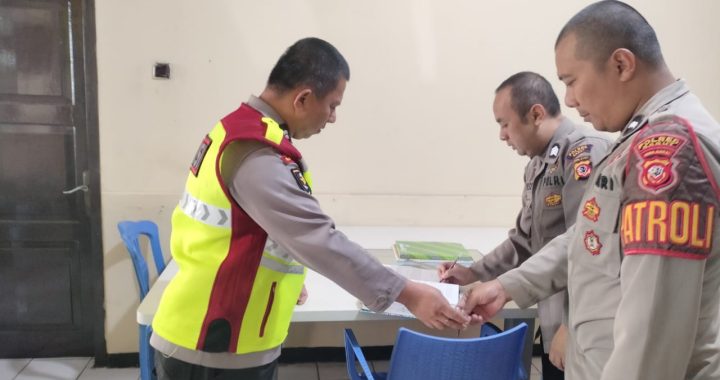 Personel Polsek Cilawu Polres Garut Adakan Serah Terima Jaga