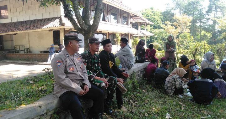 Anggota Polsek Cilawu Laksanakan Ngariung Kamtibmas Dengan Warga