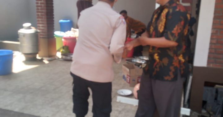 Petugas Polsek Cilawu Menggelar Silaturahmi Dengan Warga Desa