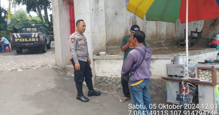 Anggota Unit Samapta Polsek Kadungora  Melaksanakan Patroli Dialogis dan Sambang Kepada Warga yang sedang beraktivitas.