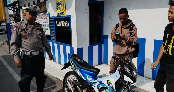 Anggota Unit Lalu Lintas Polsek Kadungora Polres Garut Giat Penertiban Knalpot tidak sesuai dengan Spesifikasi.