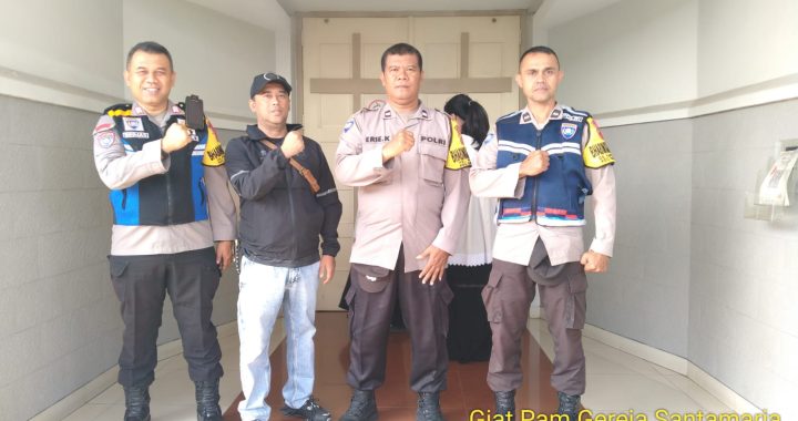 Bripka Ivan Anggota Samapta Polsek Garut Kota Lakukan Pengamanan Kebaktian Di Gereja Pasundan