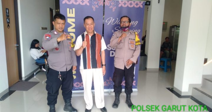 Anggota Bhabinkamtibmas Polsek Garut Kota Lakukan Pengamanan Kebaktian Di Gereja Pantekosta