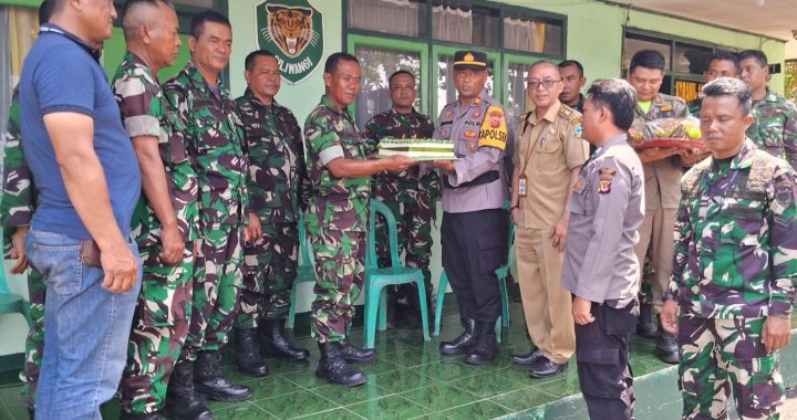 Bawa Kue Dan Tumpeng, Polsek Cibalong Berikan Ucapan HUT TNI Ke-79 Tahun 2024 Di Koramil 1119/Pmpk