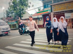 Personil Samapta Polsek Kadungora Polres Garut Pelayanan Prima  Kepada Masyarakat di pagi dan sore hari.