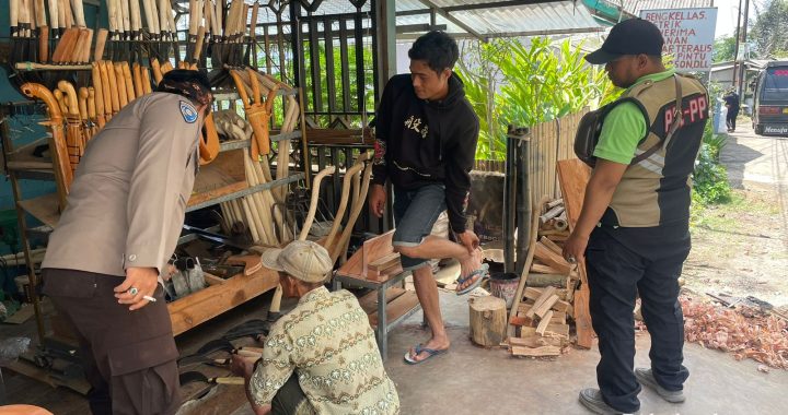 Bhabinkmatibmas Polsek Talegong Sambang Warga Kp. Kuari Ds. Sukalaksana Dalam Cooling System