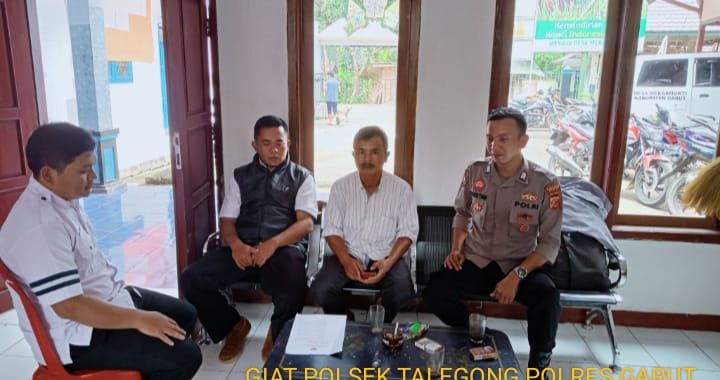 Cooling System Polsek Talegong Bersama Warga Di Pemdes Mekarmukti