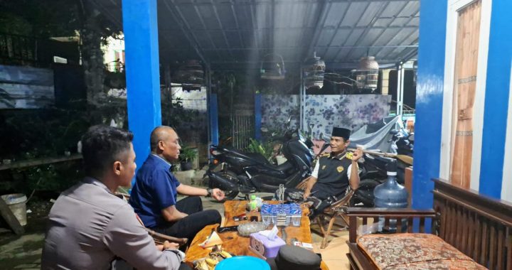 KRYD Patroli Garut Lautan Biru Polsek Pameungpeuk Lakukan Cooling System Bersama Warga